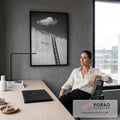 Escada encostada em muro branco com a palavra Dream e nuvem no céu escuro, preto e branco, quadro decorativo