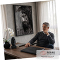 Quadro Decorativo Grande Jesus Preto e Branco para Sala | quadros decorativos | homem com coroa de espinhos e sangue no rosto em retrato preto e branco | em ambiente 2 | Porao dos Quadros