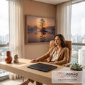 Quadro Decorativo Grande Árvore Solitária Névoa para Sala | quadros decorativos | árvore solitária em ilha com pôr do sol laranja refletido no lago calmo | em ambiente 2 | Porao dos Quadros