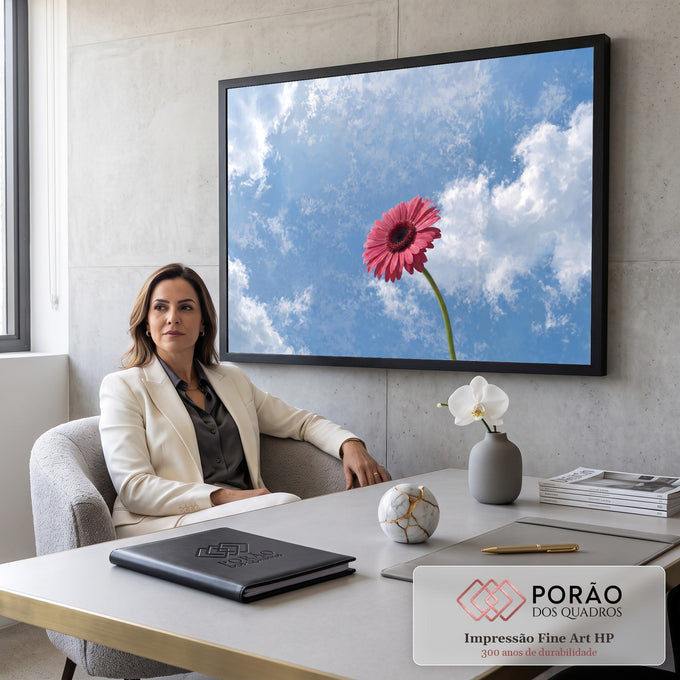 Flor gerbera rosa de caule verde contra céu azul com nuvens brancas, fotografia, quadro decorativo