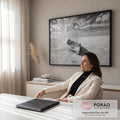 Quadro Decorativo Grande Barco com Palavra para Sala Preto | quadros decorativos | barco de madeira encalhado em terra rachada com a palavra home, céu nublado em preto e branco | em ambiente 2 | Porao dos Quadros