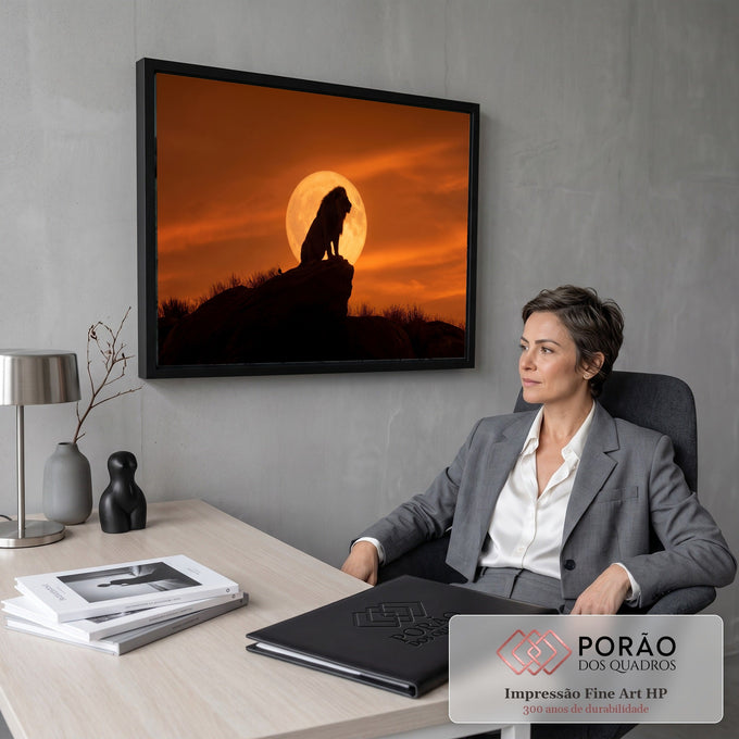 Quadro Decorativo Grande Leão em Silhueta Laranja para Sala | quadros decorativos | leão em silhueta sentado sobre rocha com lua cheia e céu laranja ao fundo | em ambiente 2 | Porao dos Quadros