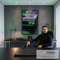 Muscle car cinza com faróis neon verdes e capô molhado de gotas de chuva, quadro decorativo