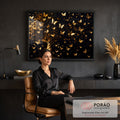 Árvore da vida de tronco dourado torcido com revoada de borboletas douradas em fundo preto, quadro decorativo