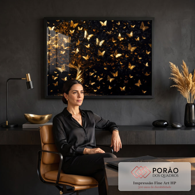 Árvore da vida de tronco dourado torcido com revoada de borboletas douradas em fundo preto, quadro decorativo
