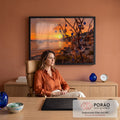 Árvore com amuletos olho grego, cabaças e conchas diante do mar ao pôr do sol laranja, quadro decorativo