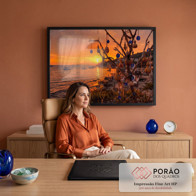 Árvore com amuletos olho grego, cabaças e conchas diante do mar ao pôr do sol laranja, quadro decorativo