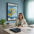 Peixe feito de folhas verdes e amarelas nadando entre ondas de papel azul com bolhas, quadro decorativo