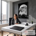 Quadro Decorativo Grande Águia Careca para Sala Preto | quadros decorativos | retrato em preto e branco de águia careca com olhar fixo e bico em detalhe | em ambiente 2 | Porao dos Quadros