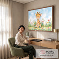 Quadro Decorativo Grande Girafinha Grama para Quarto de Bebê | quadros decorativos | girafinha de aquarela sentada em campo florido sob céu azul | em ambiente 2 | Porao dos Quadros