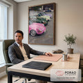 Pintura de Porsches 911 clássicos rosa, verde e lilás estacionados em pátio com tuk-tuk, quadro decorativo