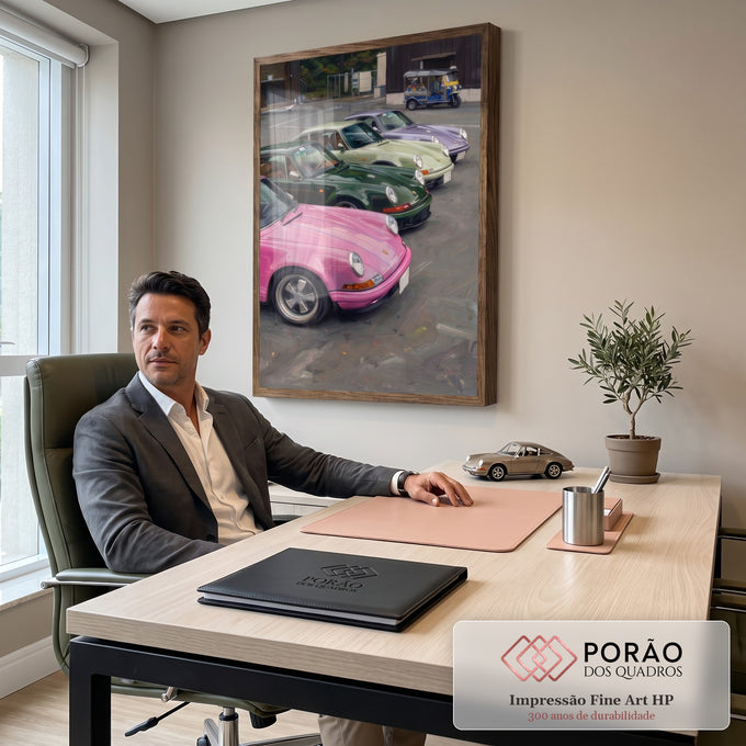 Pintura de Porsches 911 clássicos rosa, verde e lilás estacionados em pátio com tuk-tuk, quadro decorativo