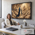 Nossa Senhora em oração com manto azul estrelado sobre nuvens douradas e raios de luz, quadro decorativo