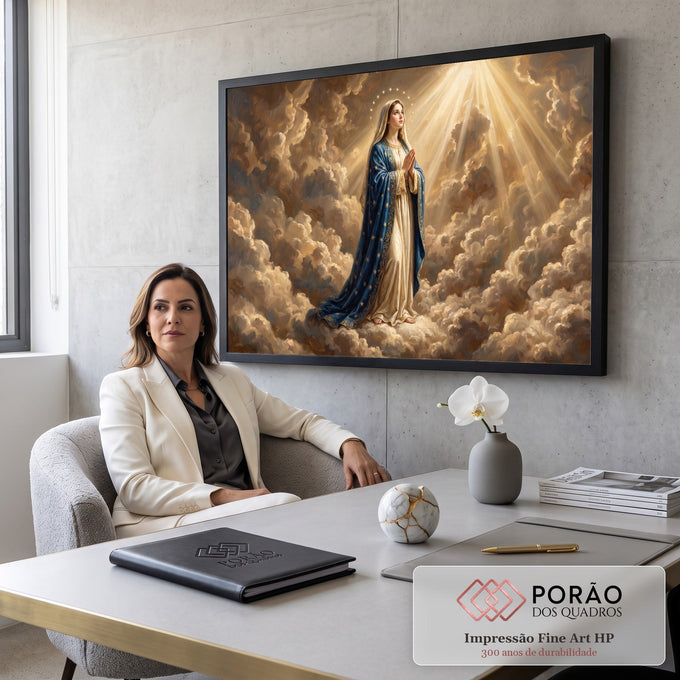 Nossa Senhora em oração com manto azul estrelado sobre nuvens douradas e raios de luz, quadro decorativo