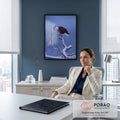 Águia-de-cabeça-branca pousada em galho coberto de neve com fundo azul, quadro decorativo