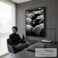 Fotografia preto e branco de menino solitário em meio a guarda-chuvas molhados na chuva, quadro decorativo