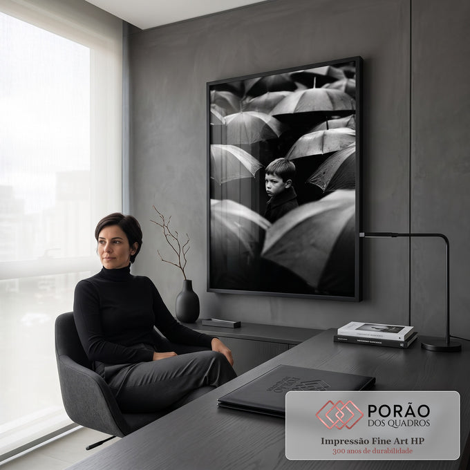 Fotografia preto e branco de menino solitário em meio a guarda-chuvas molhados na chuva, quadro decorativo
