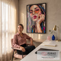 Quadro Decorativo Grande Mulher de Óculos para Sala Rosa | quadros decorativos | retrato de mulher com óculos rosa e cabelo colorido em pintura texturizada | em ambiente 2 | Porao dos Quadros
