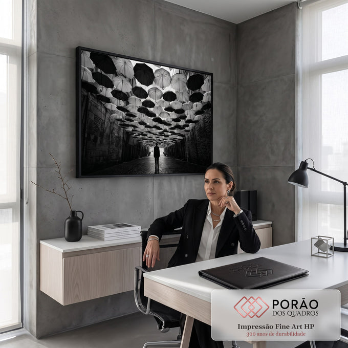 Quadro Decorativo Grande Homem Solitário para Sala Preto | quadros decorativos | homem solitário de terno sob túnel de guarda-chuvas pretos e brancos em preto e branco | em ambiente 2 | Porao dos Quadros