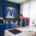 Quadro Decorativo Grande Nossa Senhora Pontilhismo para Sala | quadros decorativos | Nossa Senhora com véu e mãos em oração em efeito halftone azul e bege | em ambiente 2 | Porao dos Quadros