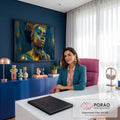 Mulher negra com pintura corporal dourada, toucado de ouro e mão no queixo em fundo azul, quadro decorativo