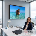 Cavalo alazão de cabresto laranja dentro do mar turquesa cristalino sob céu azul, quadro decorativo