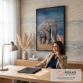 Quadro Decorativo Grande Elefante de Presas para Sala Azul | quadros decorativos | elefante africano de presas longas caminhando em campo de grama seca sob céu azul escuro | em ambiente 2 | Porao dos Quadros