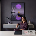 Lua roxa, árvore seca e pessoa com guarda-chuva amarelo no píer refletidos no lago, quadro decorativo