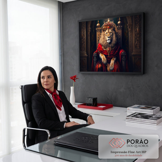 Leão coroado de manto vermelho sentado em trono de madeira entalhada, arte digital, quadro decorativo