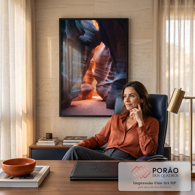 Cânion estreito de arenito com paredes azuladas e luz alaranjada ao fundo, quadro decorativo