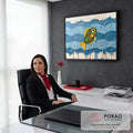 Peixe feito de folhas secas verdes e amarelas entre ondas de papel azul e bolhas de água, quadro decorativo