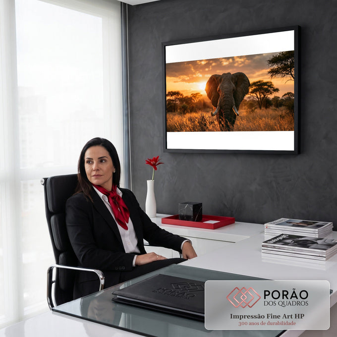 Elefante africano de frente no capim dourado da savana ao pôr do sol, acácias ao fundo, quadro decorativo