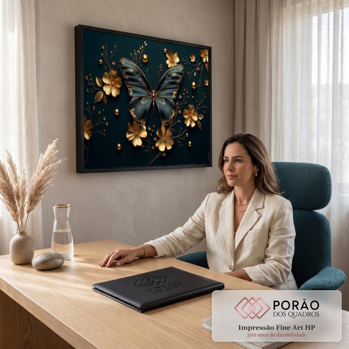 Borboleta azul-petróleo com flores e esferas douradas em relevo 3D sobre fundo escuro, quadro decorativo