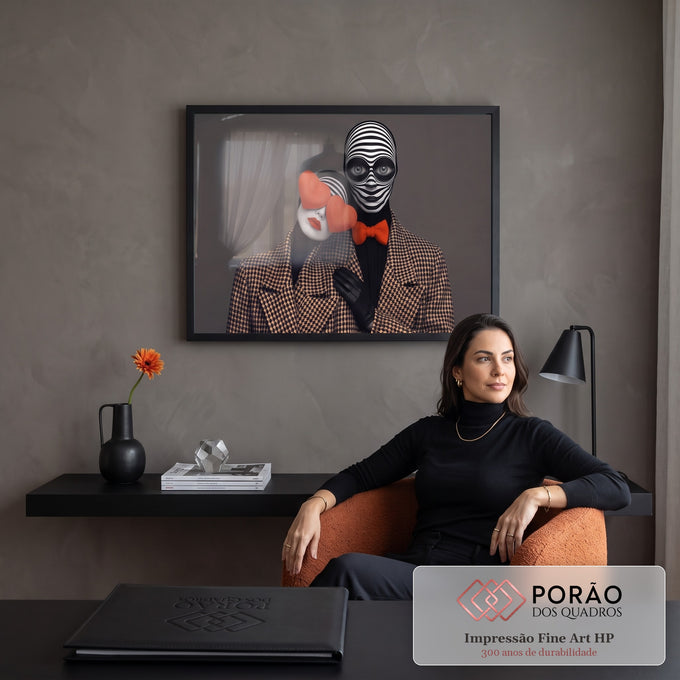 Quadro Decorativo Grande Máscaras Listradas para Sala | quadros decorativos | duas figuras com rosto pintado, óculos de coração laranja e máscara listrada preto e branco | em ambiente 2 | Porao dos Quadros