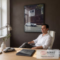 Quadro Decorativo Grande Carro Clássico Branco para Sala | quadros decorativos | carro esportivo branco clássico estacionado em rua com parede de tijolos ao fundo | em ambiente 2 | Porao dos Quadros