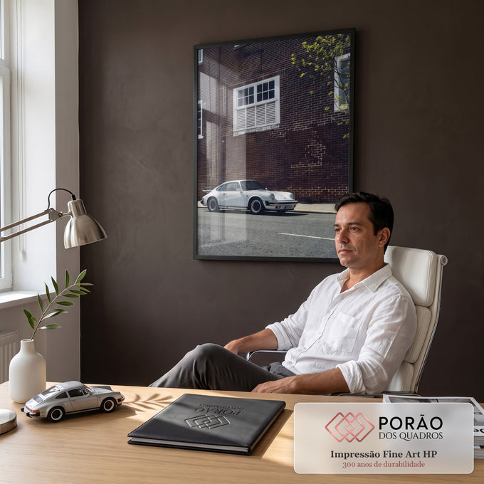 Quadro Decorativo Grande Carro Clássico Branco para Sala | quadros decorativos | carro esportivo branco clássico estacionado em rua com parede de tijolos ao fundo | em ambiente 2 | Porao dos Quadros