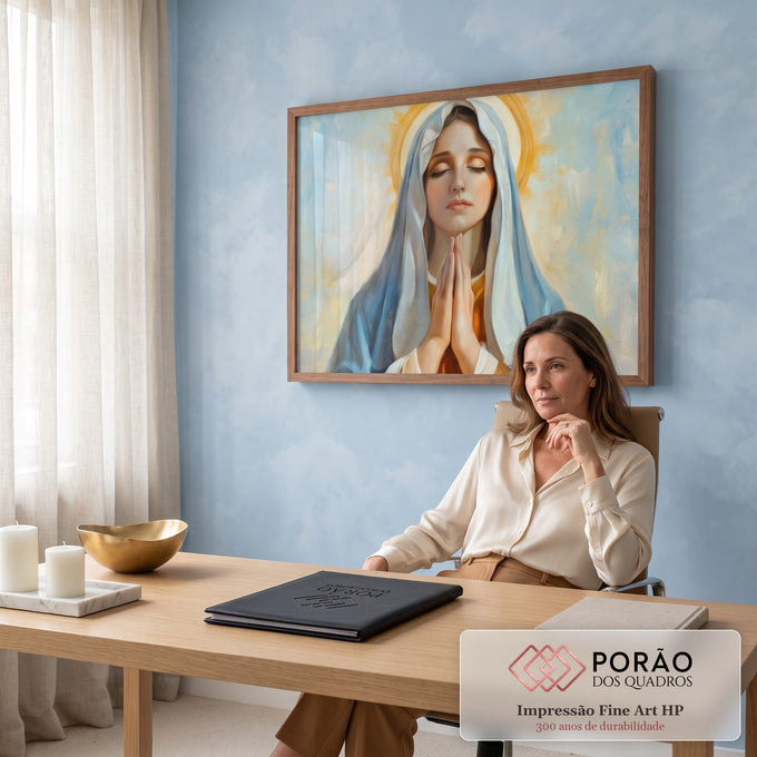 Quadro Decorativo Grande Nossa Senhora Paz para Sala Azul | quadros decorativos | Nossa Senhora em oração com véu azul e auréola dourada, olhos fechados | em ambiente 2 | Porao dos Quadros