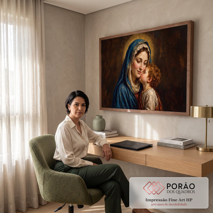 Quadro Decorativo Grande Nossa Senhora Classicismo para Sala | quadros decorativos | mulher com véu azul e auréola dourada abraçando criança de cabelos cacheados ruivos | em ambiente 2 | Porao dos Quadros