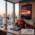 Pico nevado sob céu de nuvens vermelhas ao pôr do sol com pequeno lago refletindo, quadro decorativo
