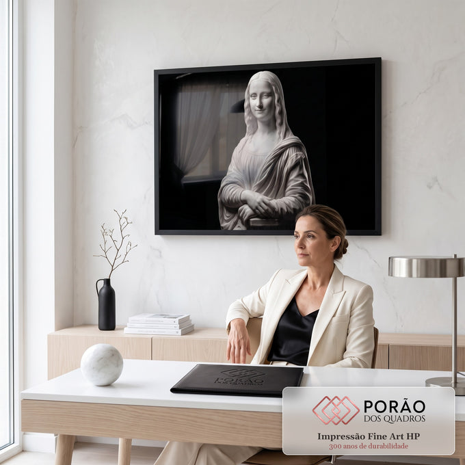 Quadro Decorativo Grande Mona Lisa para Sala Branco | quadros decorativos | busto feminino esculpido em mármore branco no estilo da Mona Lisa, fundo preto | em ambiente 2 | Porao dos Quadros