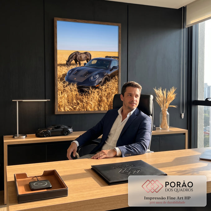 Porsche preto em campo de trigo dourado, cavalo preto pastando e céu azul, quadro decorativo