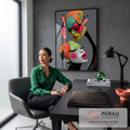 Duas mulheres pop art com rostos pintados em laranja, verde e rosa sobre fundo cinza, quadro decorativo
