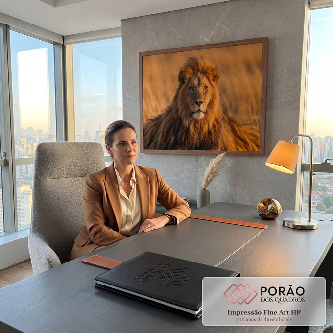 Leão de juba volumosa deitado na savana de capim seco sob luz dourada do entardecer, quadro decorativo