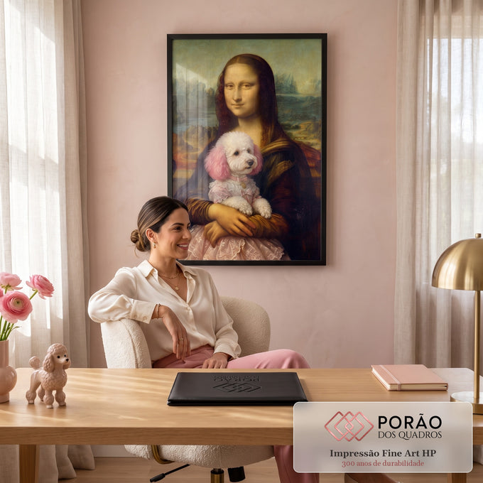 Quadro Decorativo Grande Mona Lisa para Sala Rosa | quadros decorativos | Mona Lisa segurando poodle branco com orelhas rosa e roupa de renda | em ambiente 2 | Porao dos Quadros