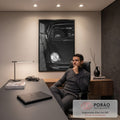 Porsche clássico preto e branco à noite com farol aceso e dachshund espiando no banco, quadro decorativo