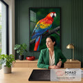 Arara vermelha com asas azuis e amarelas pousada em galho sobre fundo verde, quadro decorativo