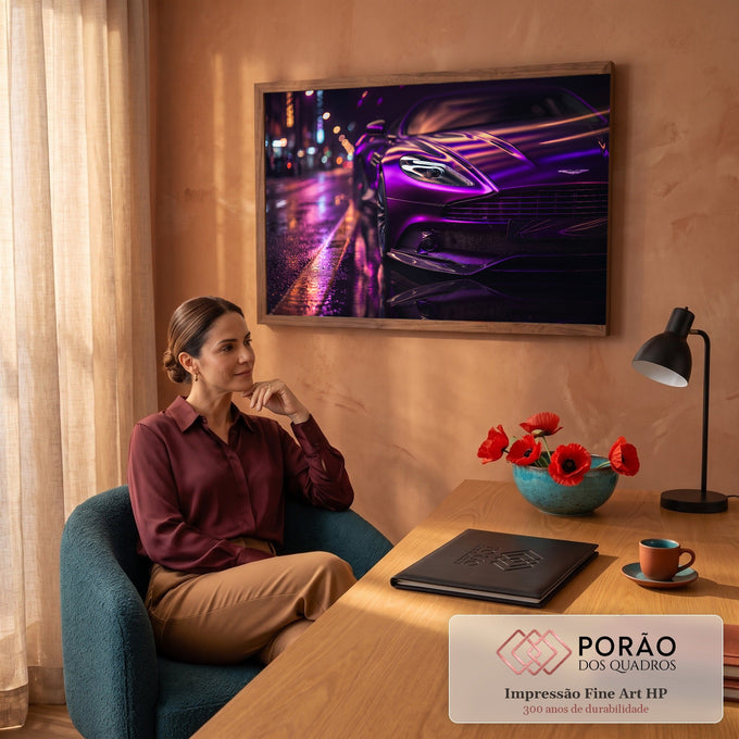 Quadro Decorativo Grande Carro Esportivo para Sala Roxo | quadros decorativos | carro esportivo roxo metálico em close noturno com reflexos na rua molhada | em ambiente 2 | Porao dos Quadros
