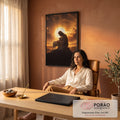 Quadro Decorativo Grande Jesus Pastor Laranja para Sala | quadros decorativos | Jesus ajoelhado abraçando um cordeiro branco sob pôr do sol dourado com três cruzes ao fundo | em ambiente 2 | Porao dos Quadros