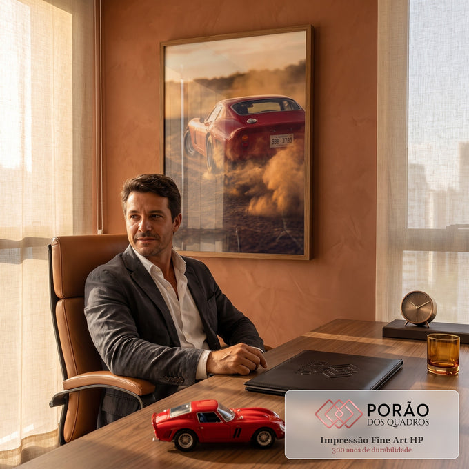 Carro esportivo vermelho vintage derrapando na terra e levantando poeira ao pôr do sol, quadro decorativo