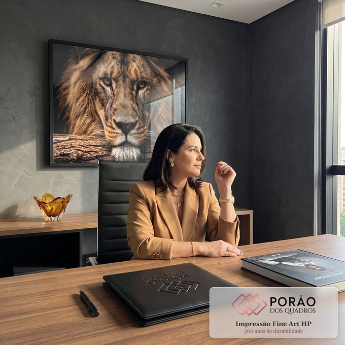 Quadro Decorativo Leão Majestoso com Olhos Âmbar em Fundo em escritorio moderno - quadros decorativos para sala